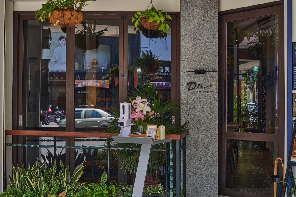 店門口／露 Dew - chef's wine and gourmet／法式料理／台中／台灣